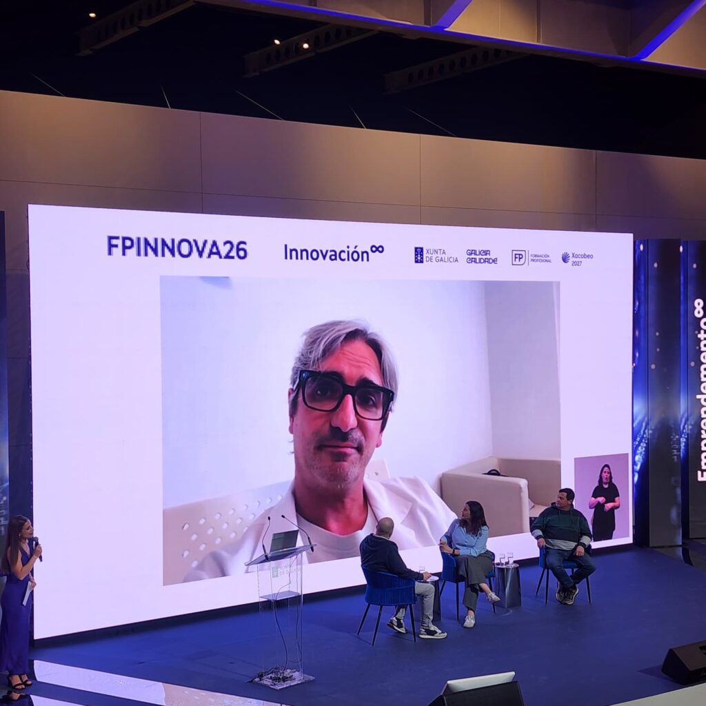 El doctor Diego González Rivas rinde homenaje a los técnicos que ayudan a la fundación con la unidad móvil quirúrgica