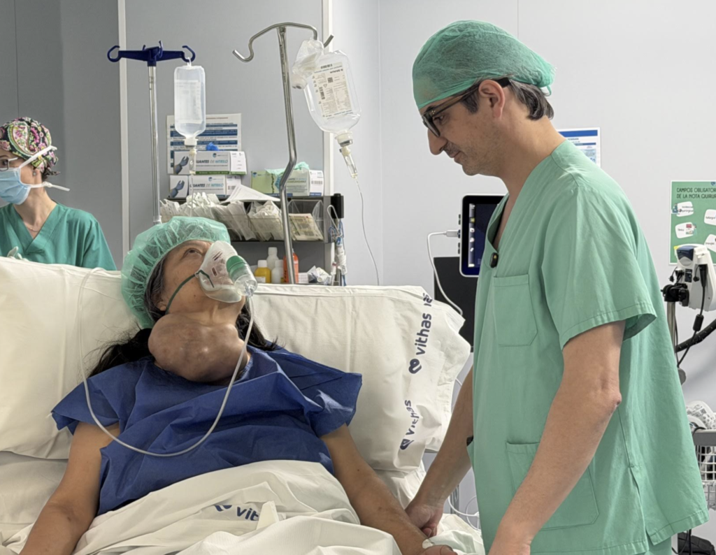 El doctor Diego González Rivas con Clara