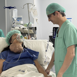 El doctor Diego González Rivas con Clara